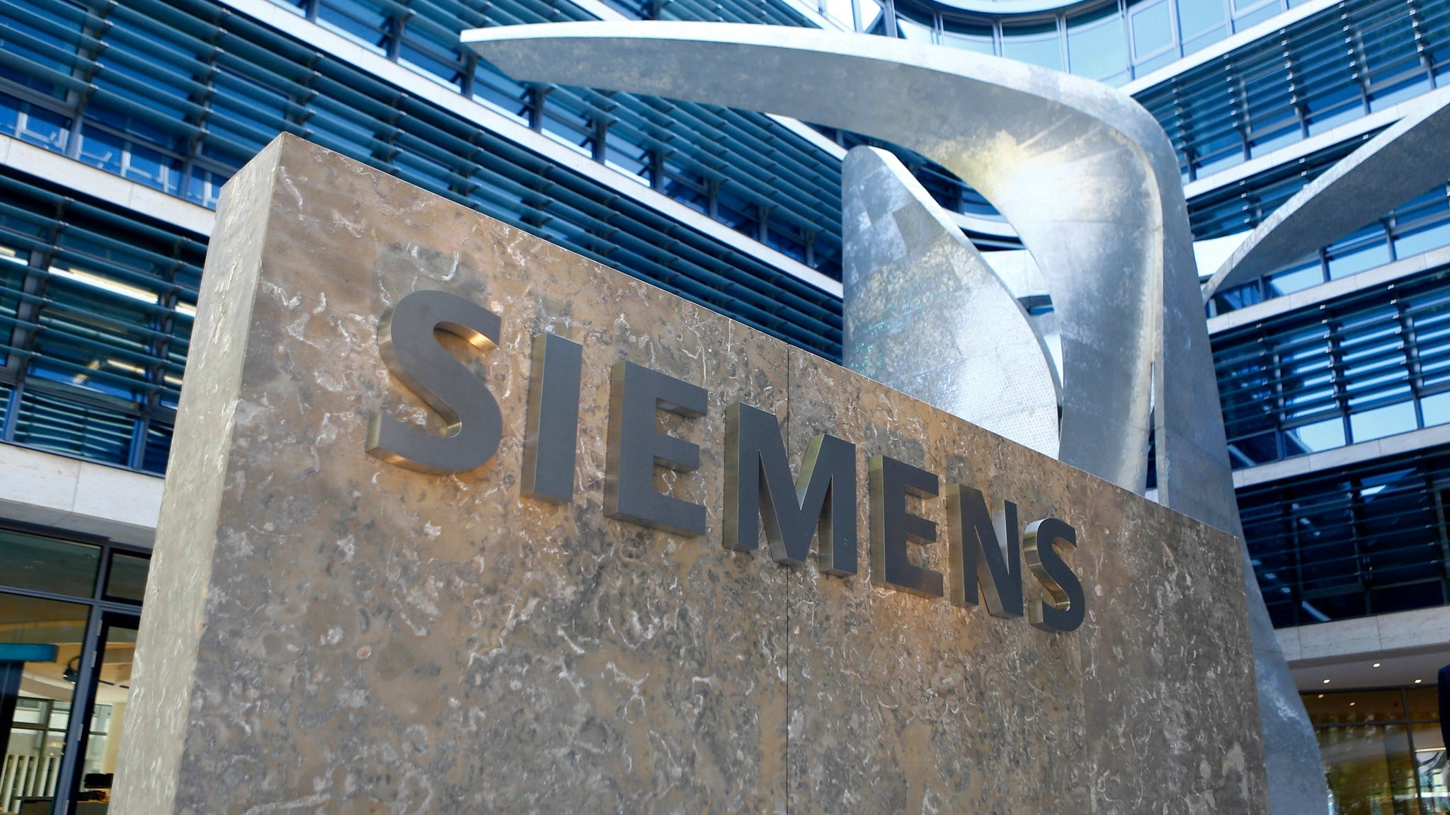 Δύσκολοι καιροί…Η Siemens ετοιμάζει 4.000 απολύσεις!